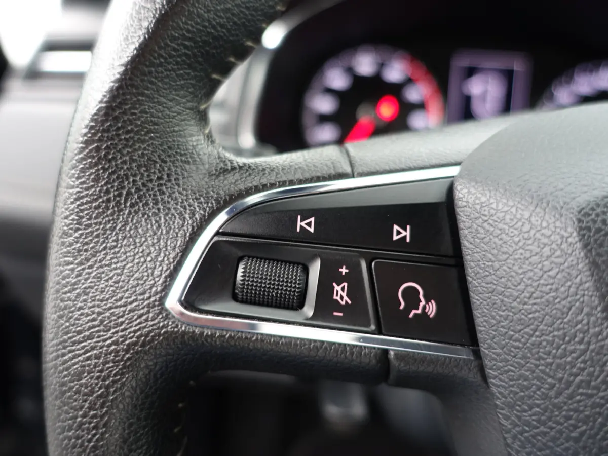 1.0 TSI Excellence- Alcantara Interieur, CarPlay, Sfeerverlichting, Front Assist, Keyless, Stoelverwarming