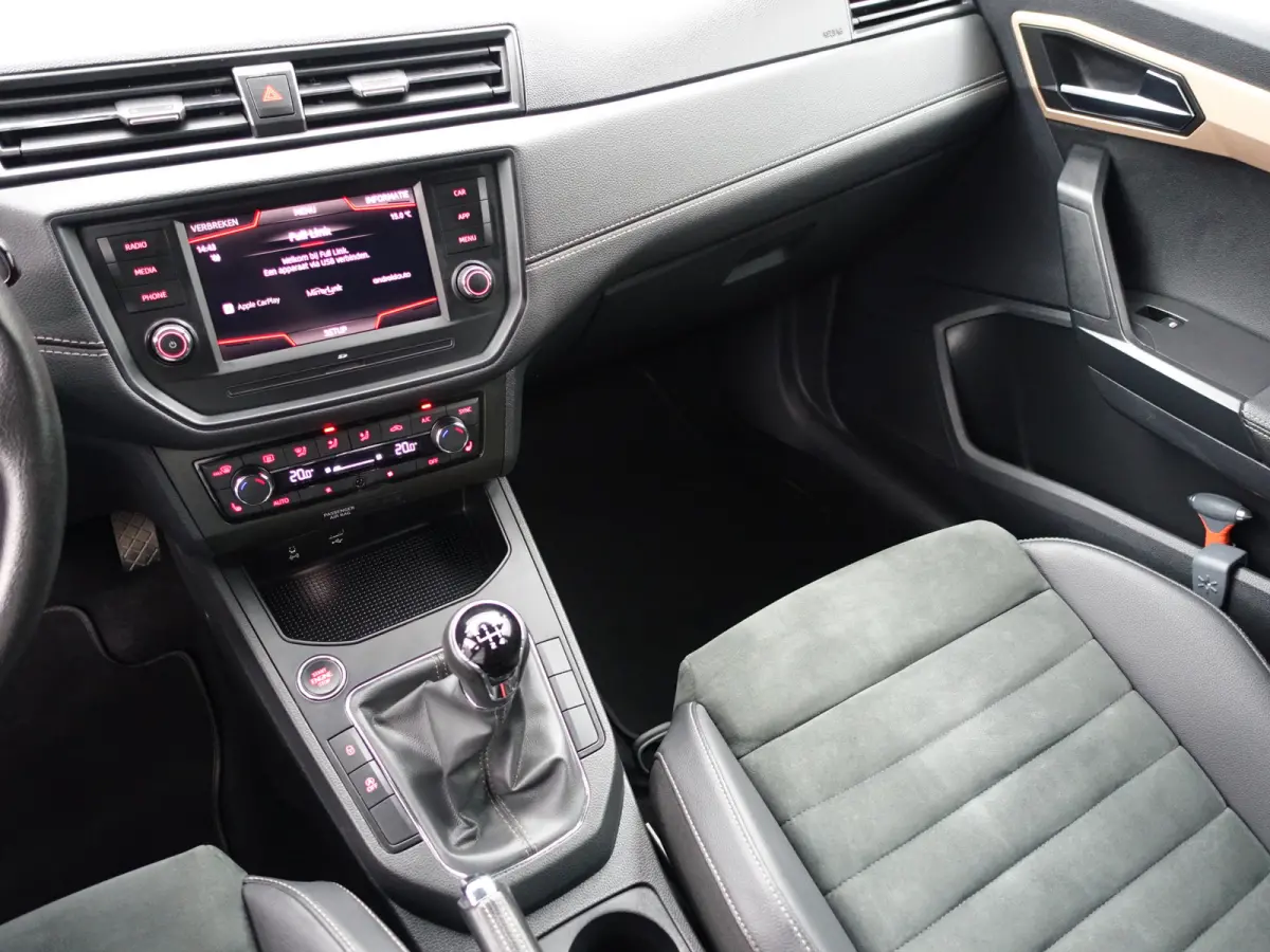 1.0 TSI Excellence- Alcantara Interieur, CarPlay, Sfeerverlichting, Front Assist, Keyless, Stoelverwarming