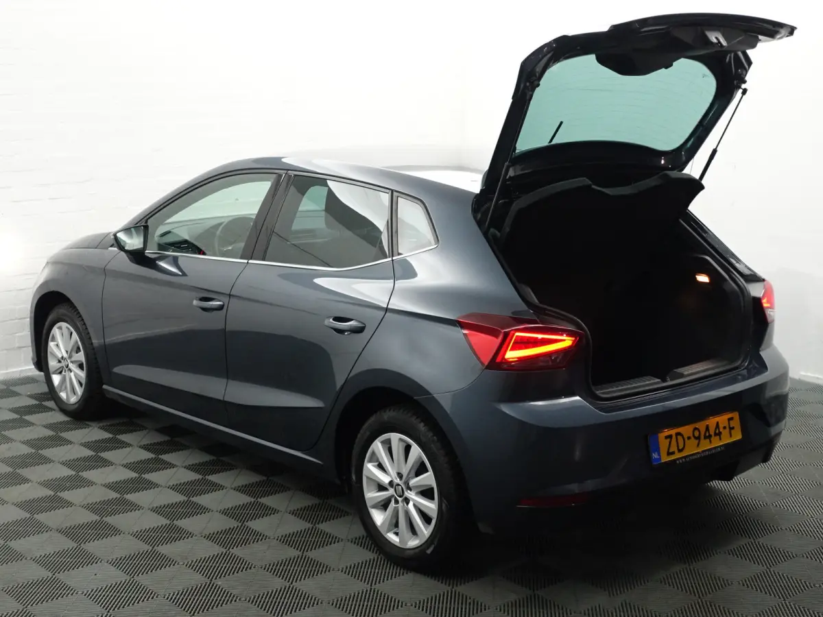 1.0 TSI Excellence- Alcantara Interieur, CarPlay, Sfeerverlichting, Front Assist, Keyless, Stoelverwarming