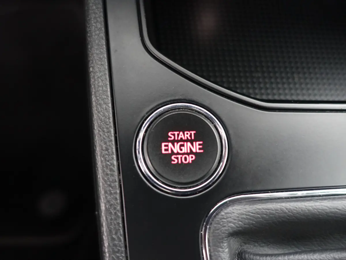 1.0 TSI Excellence- Alcantara Interieur, CarPlay, Sfeerverlichting, Front Assist, Keyless, Stoelverwarming