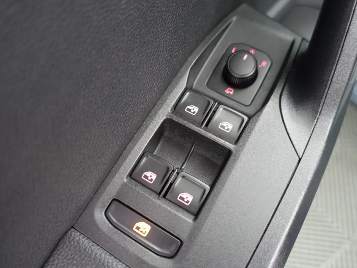 1.0 TSI Excellence- Alcantara Interieur, CarPlay, Sfeerverlichting, Front Assist, Keyless, Stoelverwarming