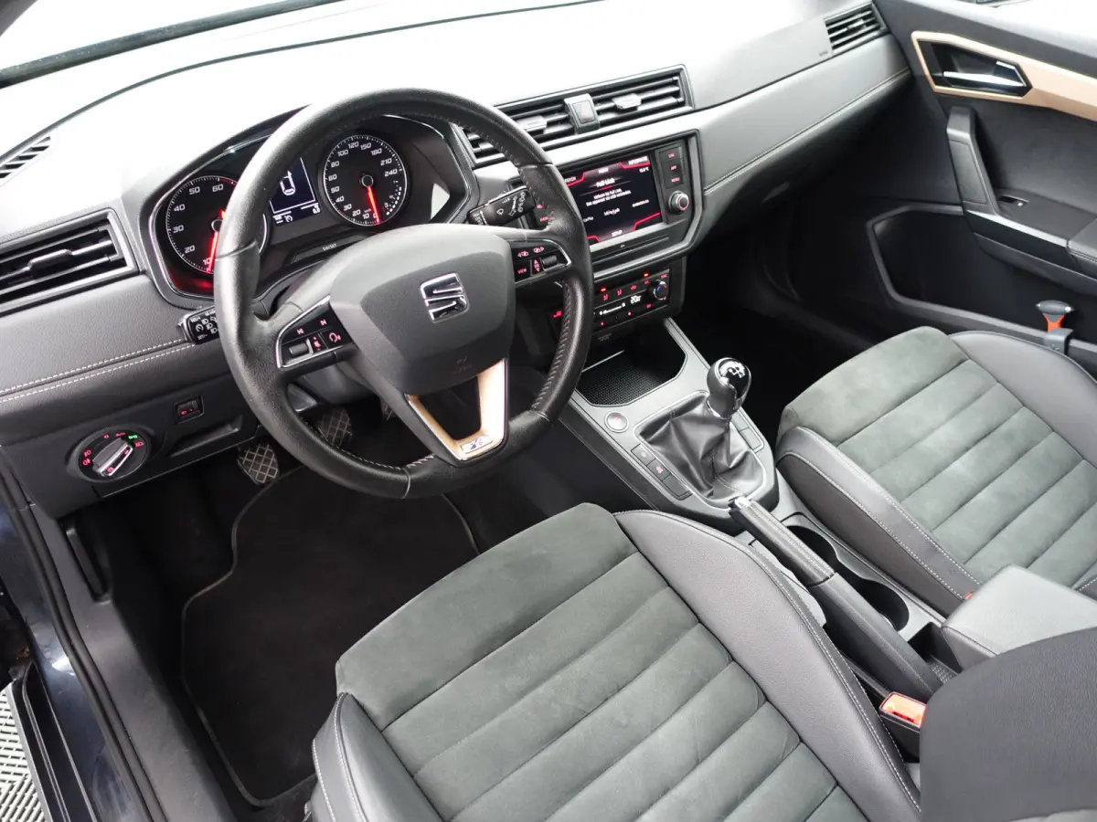 1.0 TSI Excellence- Alcantara Interieur, CarPlay, Sfeerverlichting, Front Assist, Keyless, Stoelverwarming