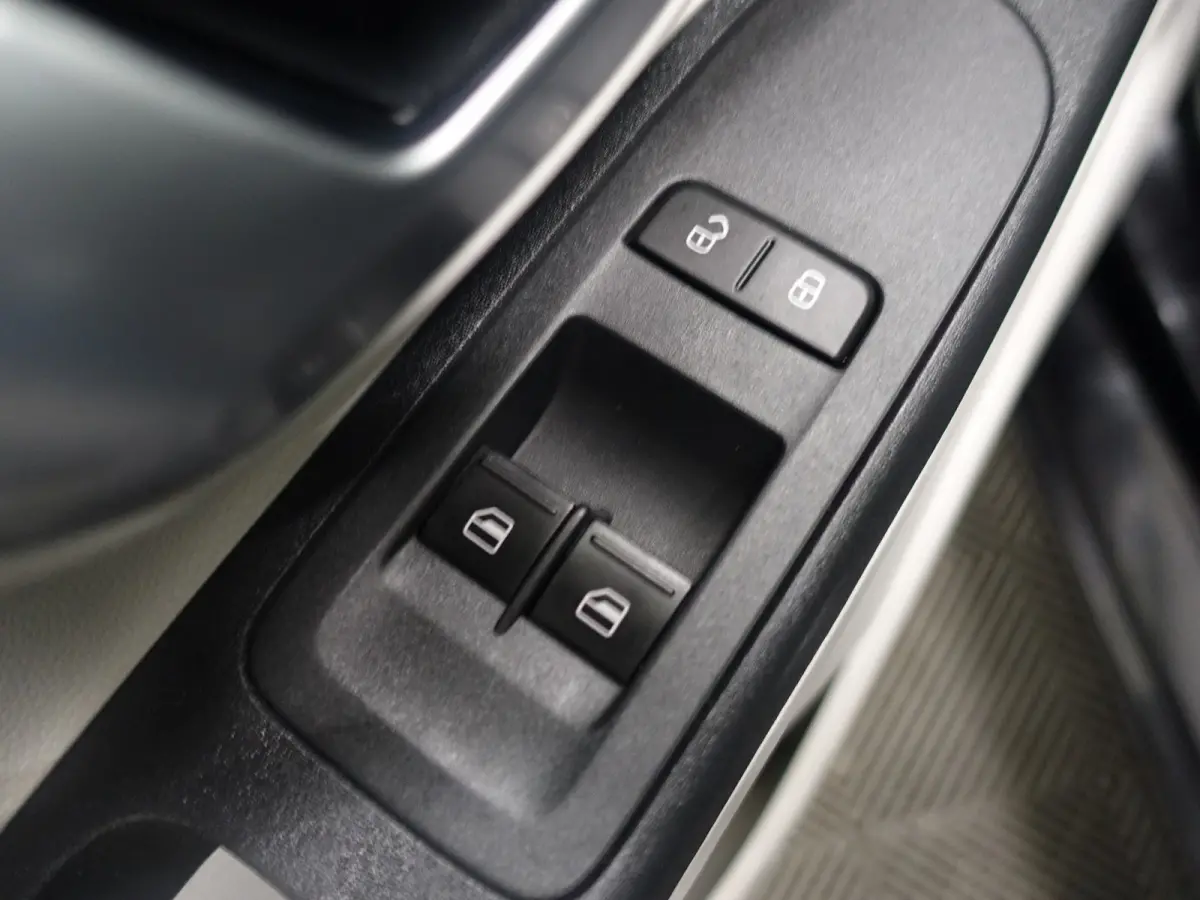 1.0 Intense- Park Assist, Bluetooth Audio, Clima, 5 Deurs, Elek Pakket