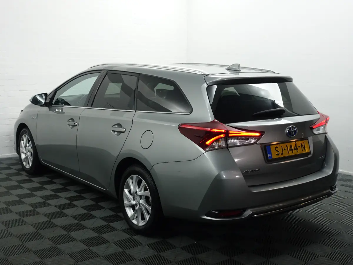 1.8 Hybrid Dynamic Aut- Camera, Navigatie, Comfort Interieur, Lane Assist, Clima