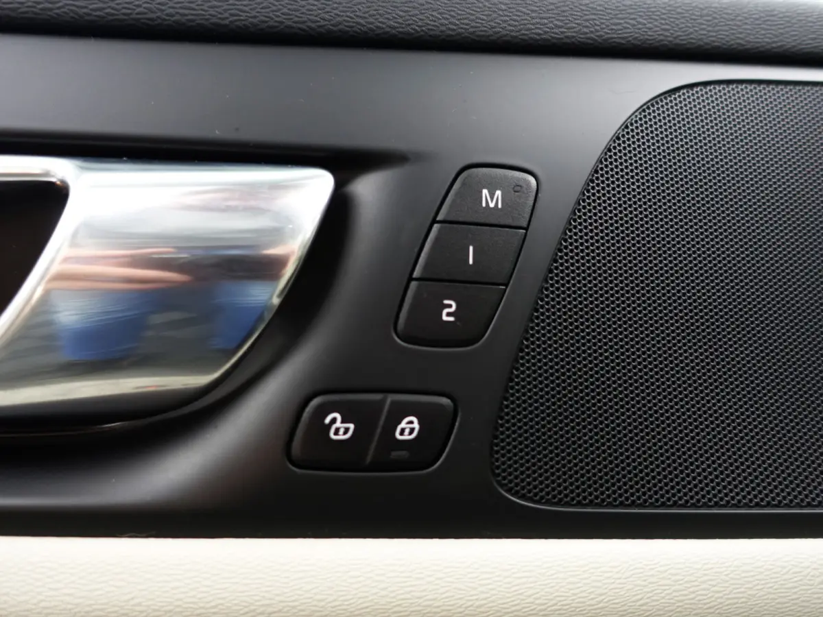 2.0 T8 Twin Engine AWD Inscription- Design Leder, Panoramadak, Head Up, Memory, Blis, Xenon Led