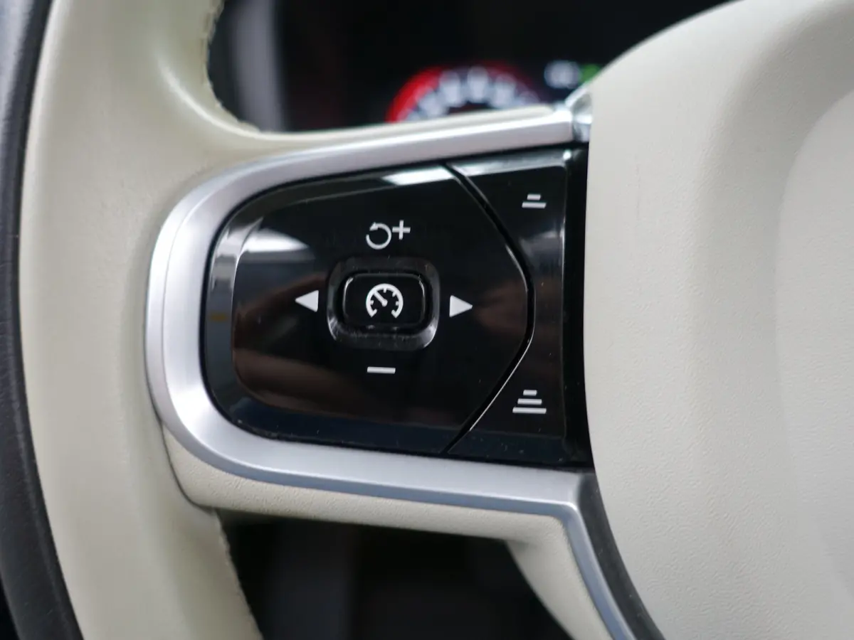2.0 T8 Twin Engine AWD Inscription- Design Leder, Panoramadak, Head Up, Memory, Blis, Xenon Led