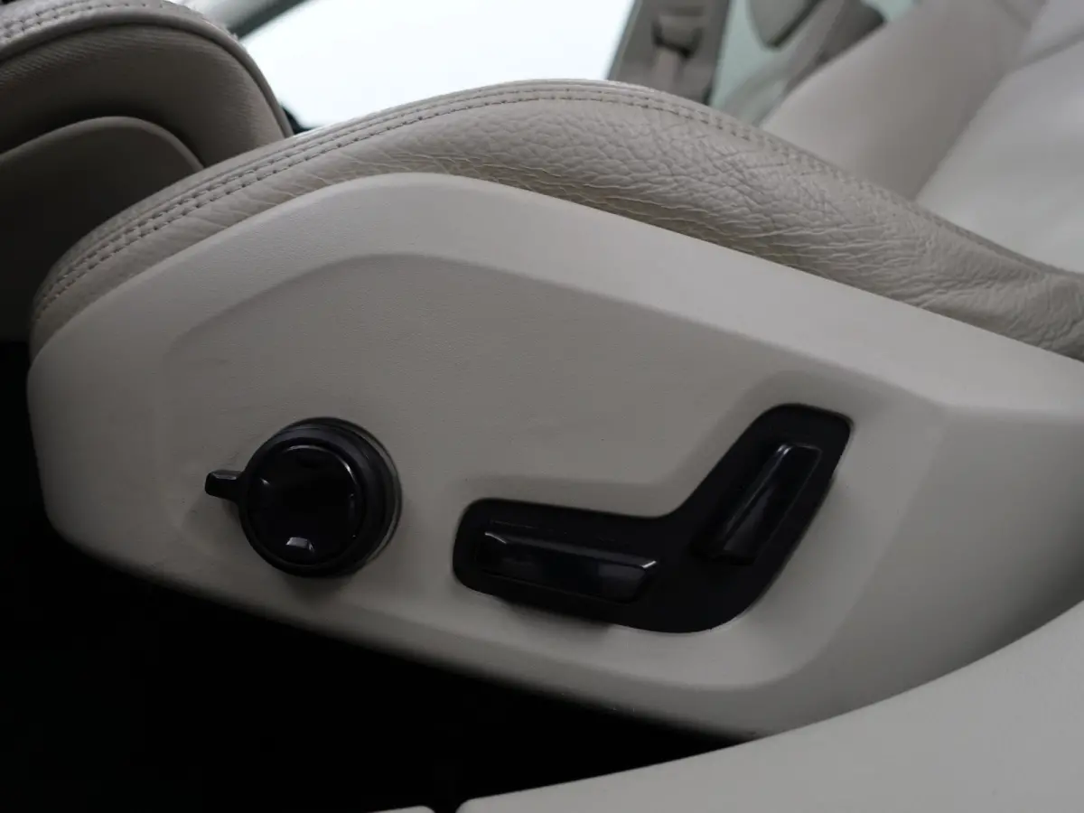 2.0 T8 Twin Engine AWD Inscription- Design Leder, Panoramadak, Head Up, Memory, Blis, Xenon Led