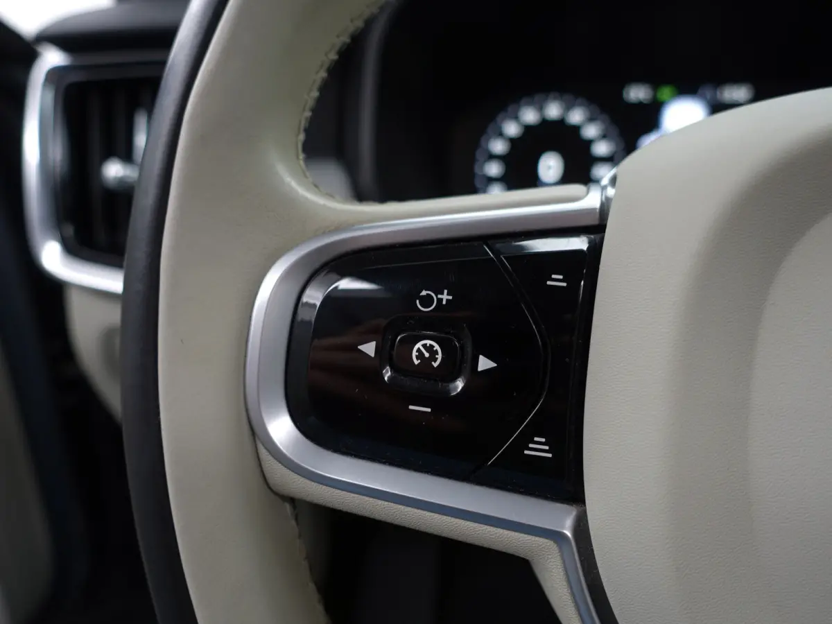 2.0 T8 AWD Inscription Aut- Panodak, Xenon led, Stuur/Stoelverwarming, Elek Trekhaak, Lane Assist, Blis, Dynamic Select