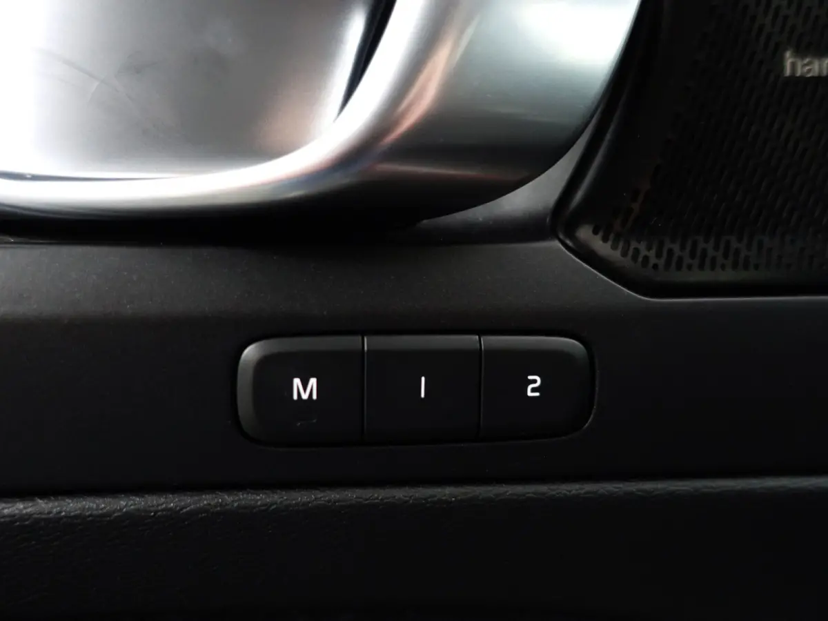 P8 AWD R-Design Aut- Two Tone, Panoramadak, Harman Kardon, 360 Camera, Carplay, Stuur/Stoelverwarming