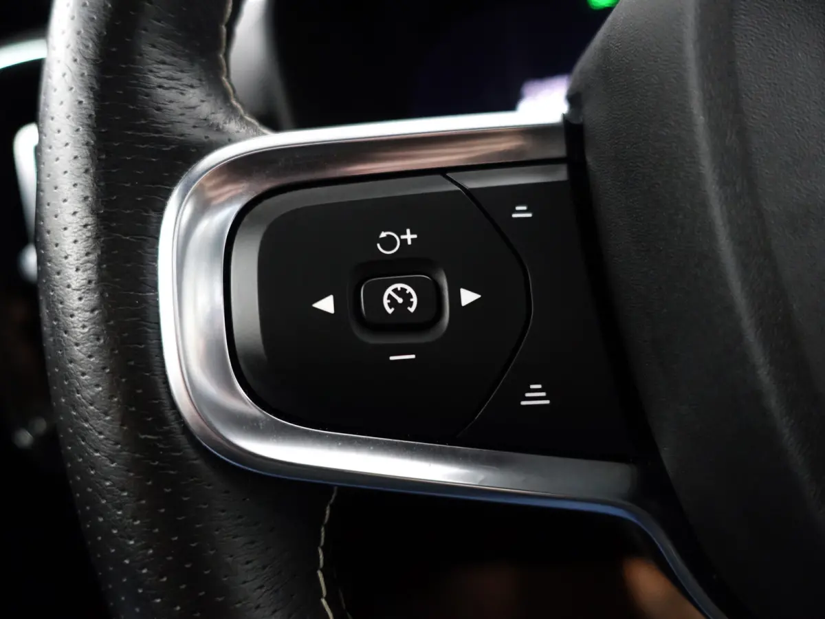 P8 AWD R-Design Aut- Two Tone, Panoramadak, Harman Kardon, 360 Camera, Carplay, Stuur/Stoelverwarming