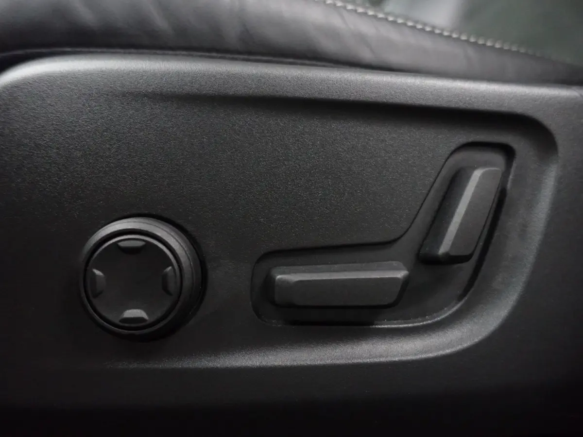 P8 AWD R-Design Aut- Two Tone, Panoramadak, Harman Kardon, 360 Camera, Carplay, Stuur/Stoelverwarming