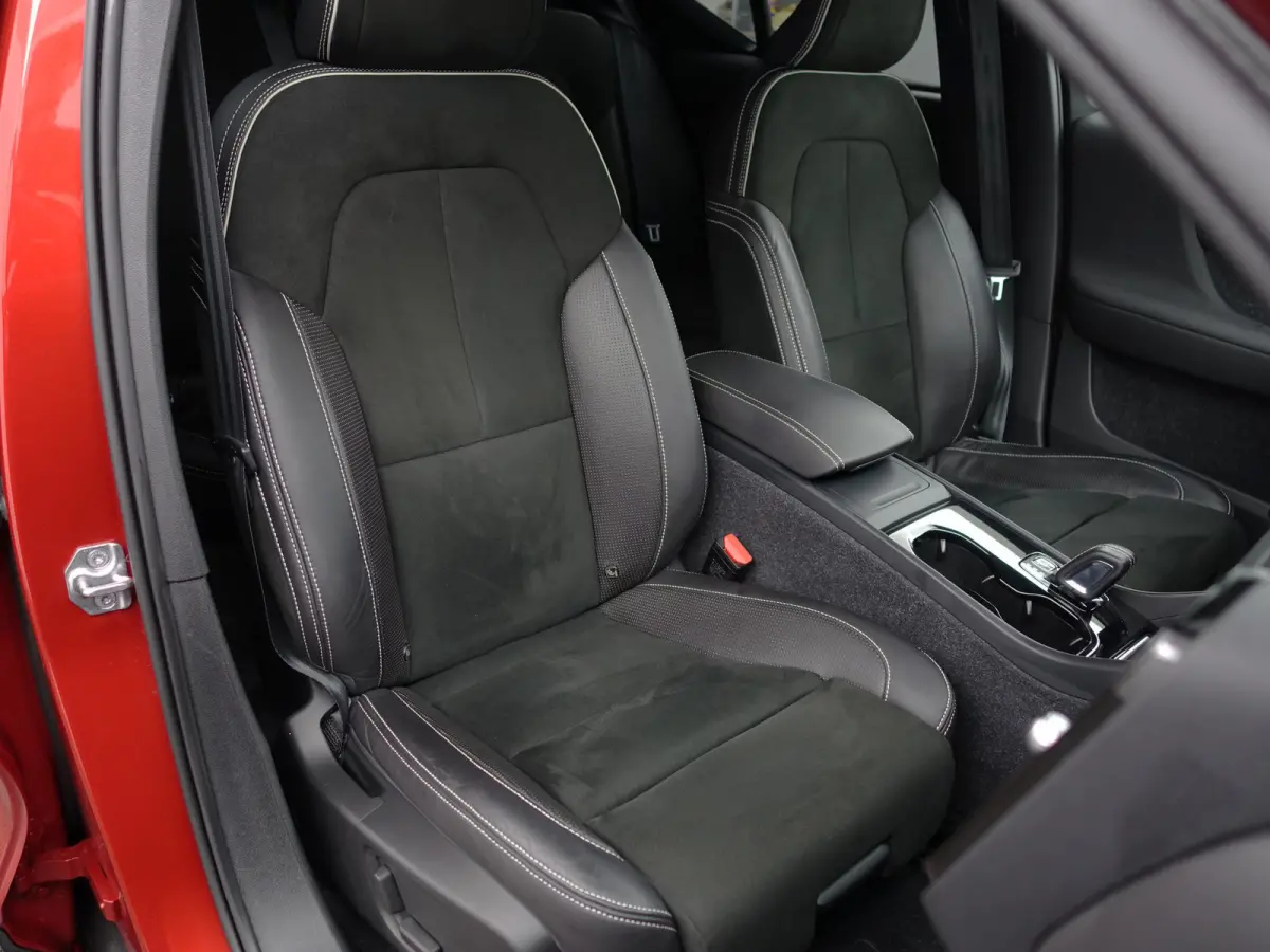 P8 AWD R-Design Aut- Two Tone, Panoramadak, Harman Kardon, 360 Camera, Carplay, Stuur/Stoelverwarming