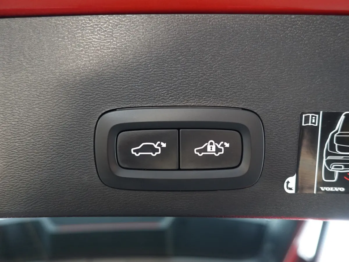 P8 AWD R-Design Aut- Two Tone, Panoramadak, Harman Kardon, 360 Camera, Carplay, Stuur/Stoelverwarming