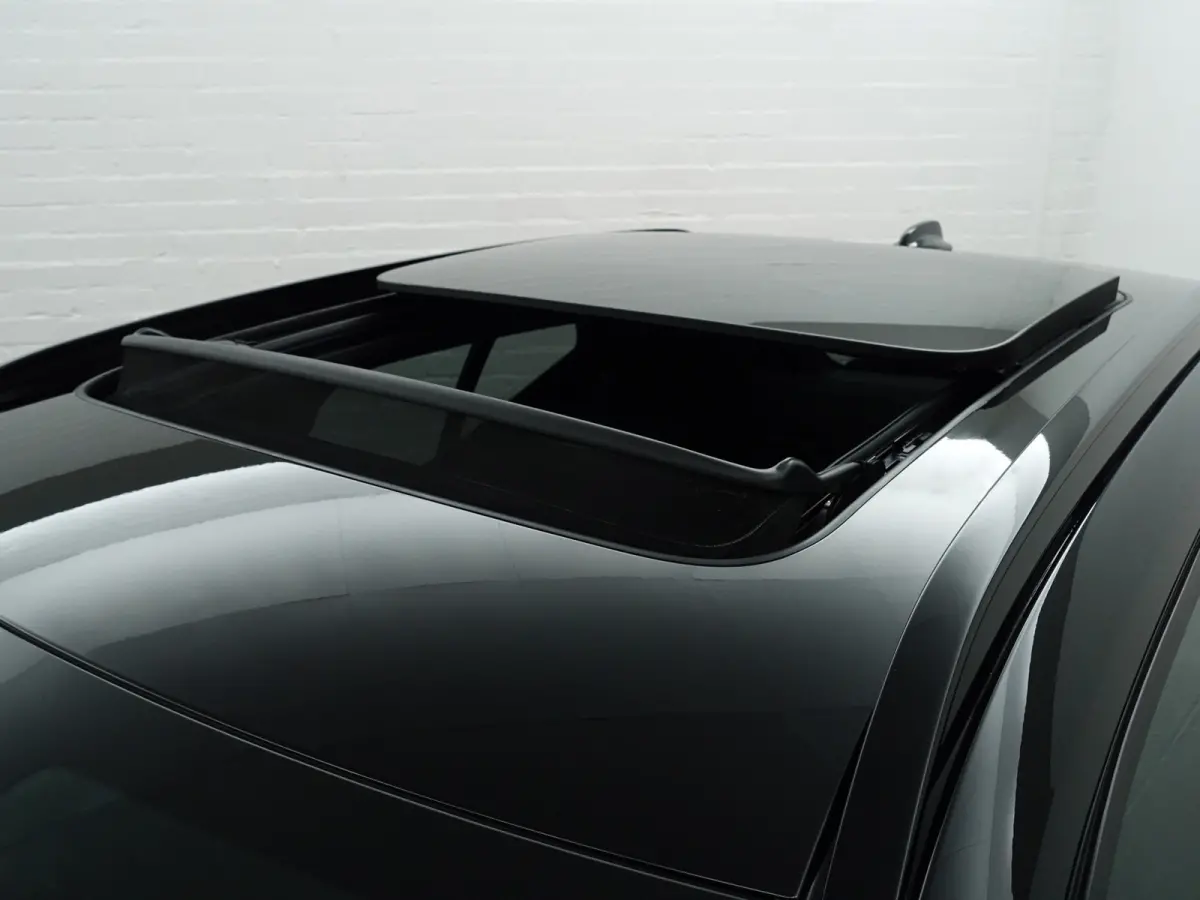 P8 AWD R-Design Aut- Two Tone, Panoramadak, Harman Kardon, 360 Camera, Carplay, Stuur/Stoelverwarming