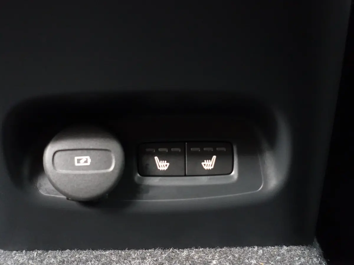 P8 AWD R-Design Aut- Two Tone, Panoramadak, Harman Kardon, 360 Camera, Carplay, Stuur/Stoelverwarming