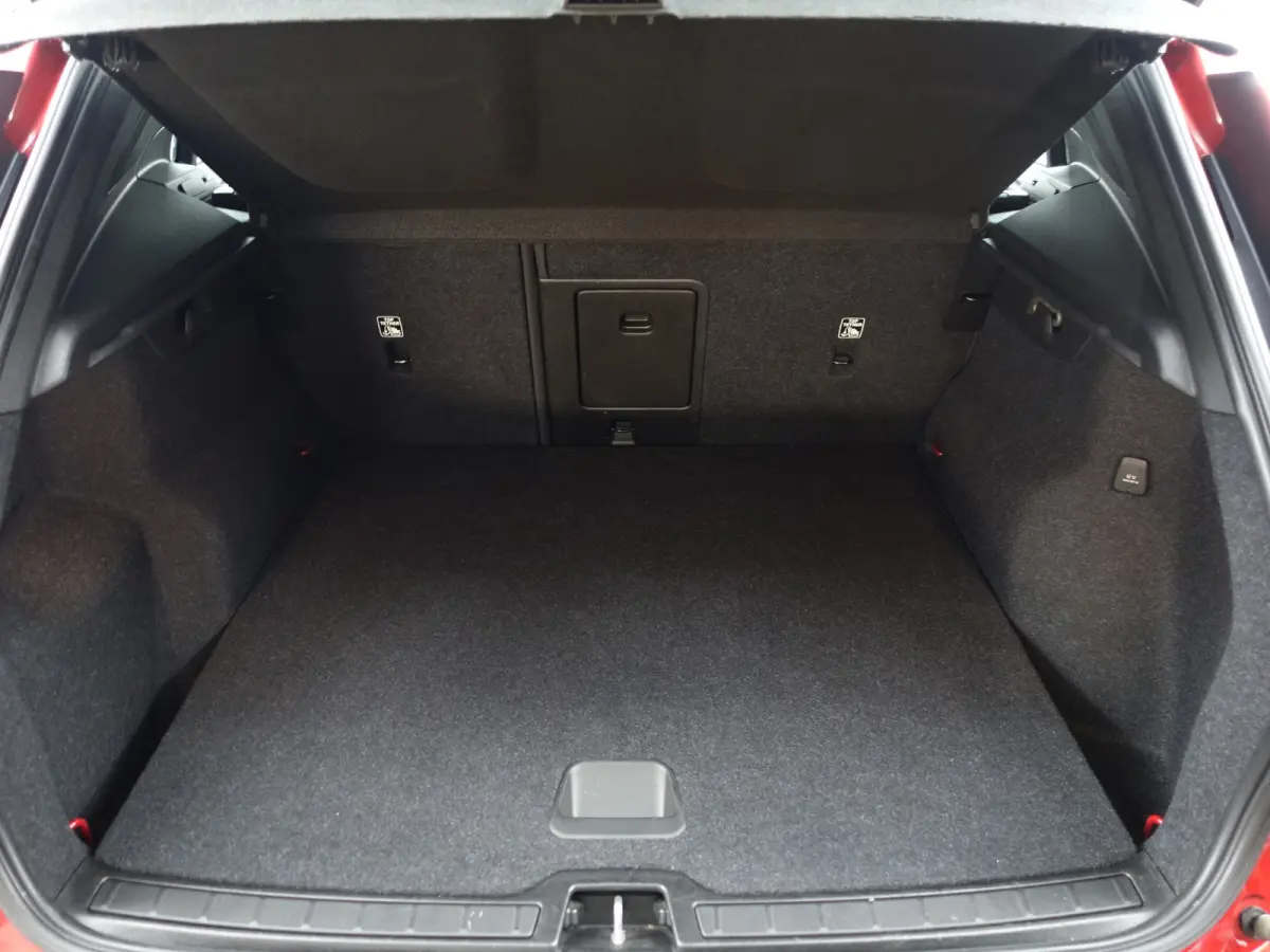 P8 AWD R-Design Aut- Two Tone, Panoramadak, Harman Kardon, 360 Camera, Carplay, Stuur/Stoelverwarming