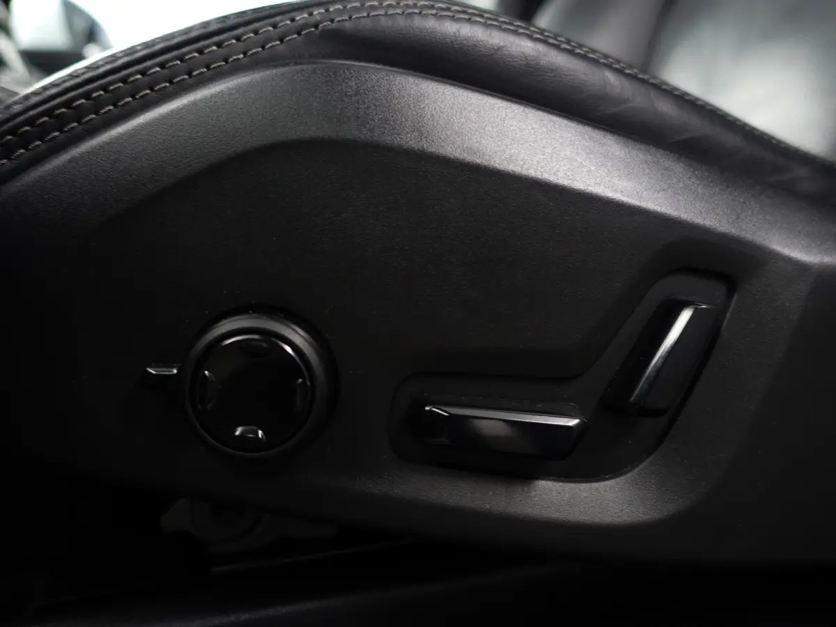 2.0 T8 Twin Engine AWD R-Design- 7 Pers, Carbon Afwerking, Panoramadak, 360 Camera, Carplay, Android Auto