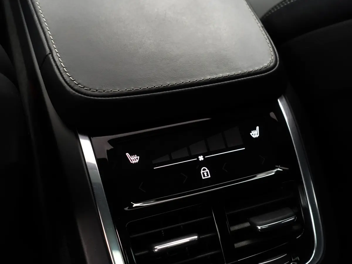 2.0 T8 Twin Engine AWD R-Design- 7 Pers, Carbon Afwerking, Panoramadak, 360 Camera, Carplay, Android Auto