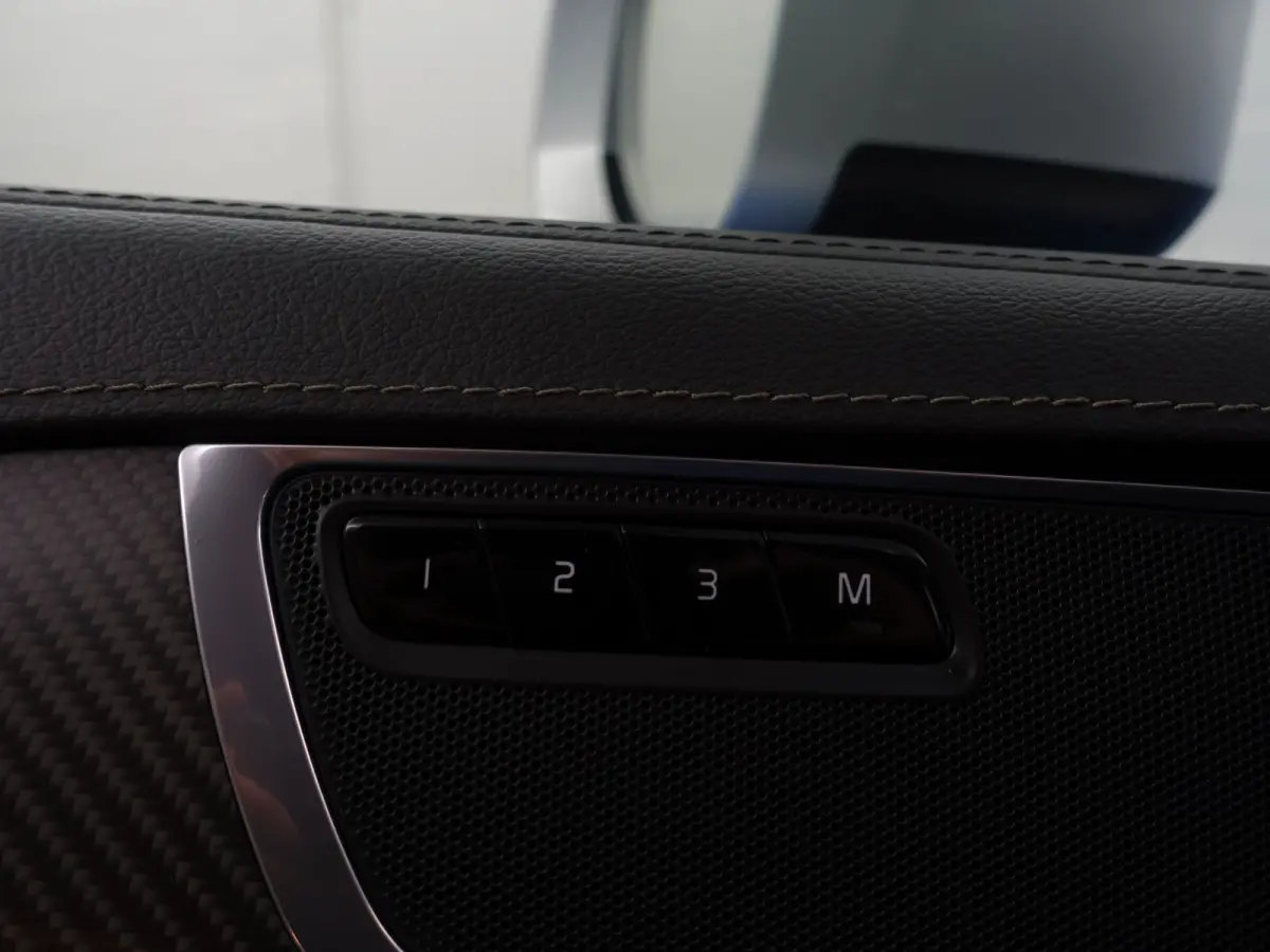 2.0 T8 Twin Engine AWD R-Design- 7 Pers, Carbon Afwerking, Panoramadak, 360 Camera, Carplay, Android Auto