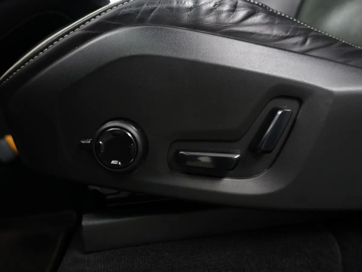 2.0 T8 Twin Engine AWD R-Design- 7 Pers, Panoramadak, Active Xenon Led, Memory, Luchtvering, Privacy Glass