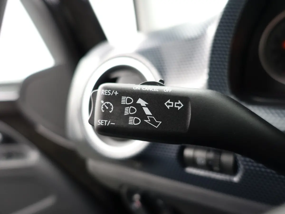 Up! 1.0 BMT R Line- Bluetooth audio, Cruise, Clima, Led, Carbon Interieur Afwerking, Privacy Glass