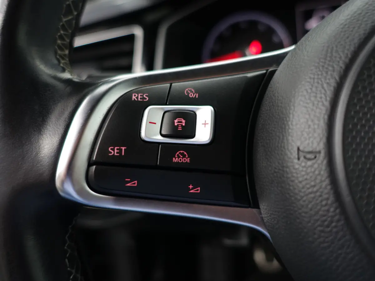1.0 TSI R Line+ Panoramadak, Xenon Led, Dynamic Select, Ada Cruise, Park Assist, Park Pilot