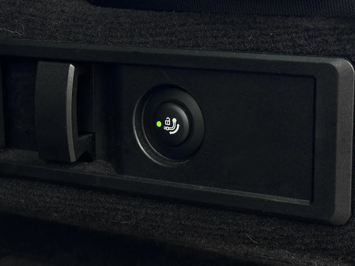 320e | Trekhaak | Nieuw model | Carplay | Camera | Skyscraper grau | Sfeerverlichting | Widescreen | M Shadow