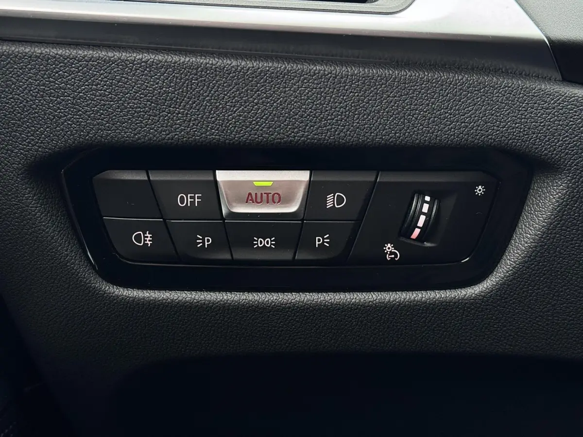 320e | Trekhaak | Nieuw model | Carplay | Camera | Skyscraper grau | Sfeerverlichting | Widescreen | M Shadow