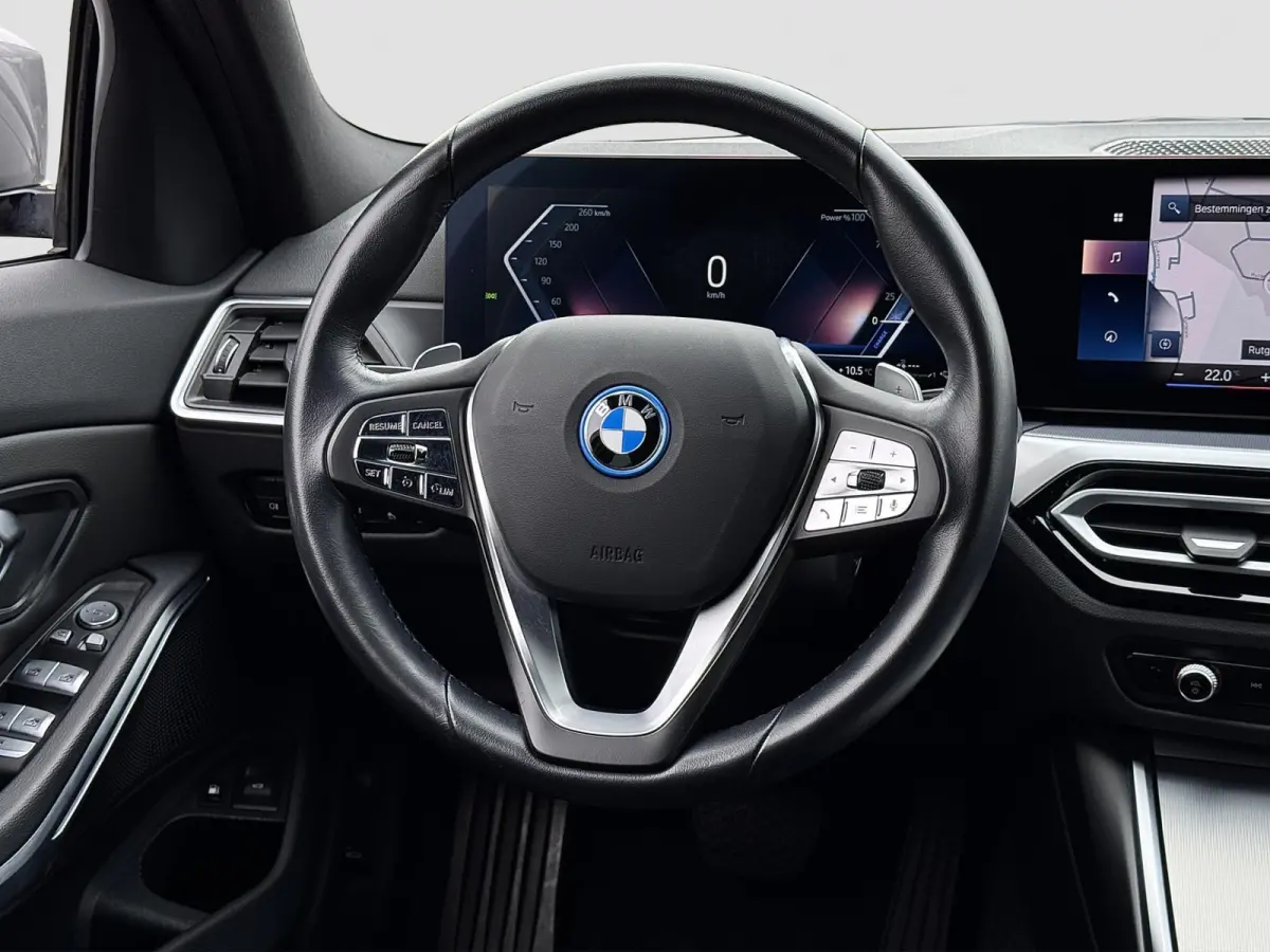 320e | Trekhaak | Nieuw model | Carplay | Camera | Skyscraper grau | Sfeerverlichting | Widescreen | M Shadow