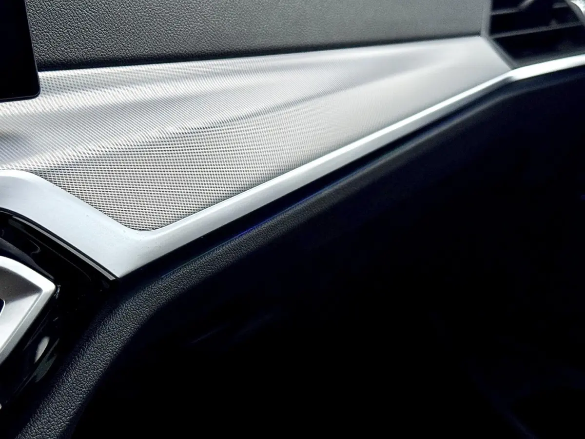 320e | Trekhaak | Nieuw model | Carplay | Camera | Skyscraper grau | Sfeerverlichting | Widescreen | M Shadow