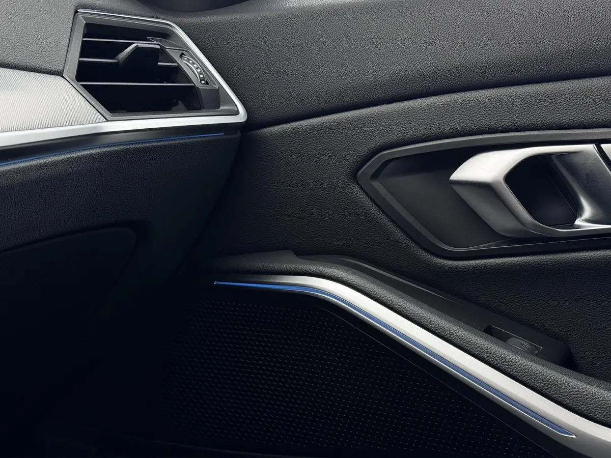 320e | Trekhaak | Nieuw model | Carplay | Camera | Skyscraper grau | Sfeerverlichting | Widescreen | M Shadow