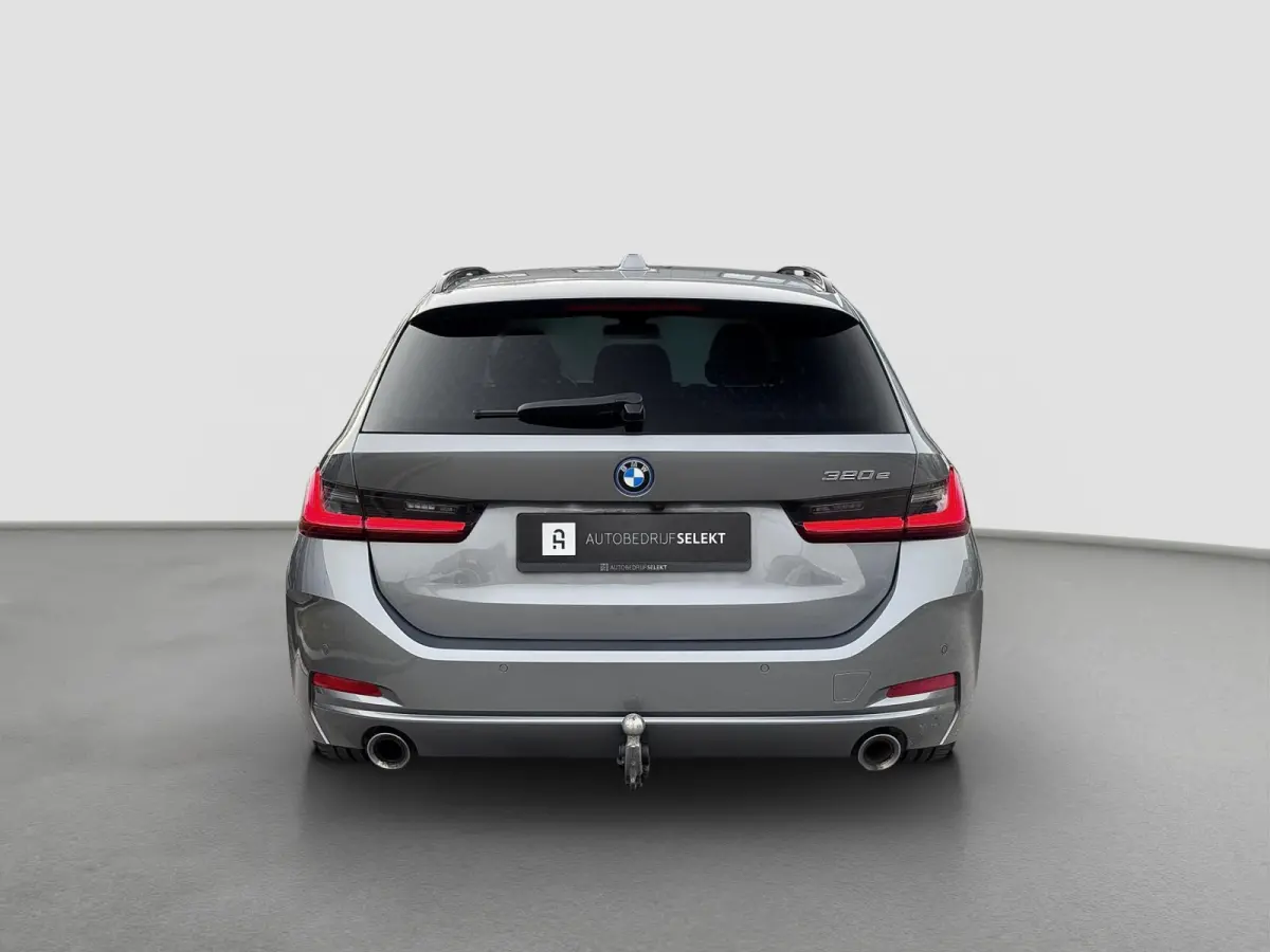 320e | Trekhaak | Nieuw model | Carplay | Camera | Skyscraper grau | Sfeerverlichting | Widescreen | M Shadow