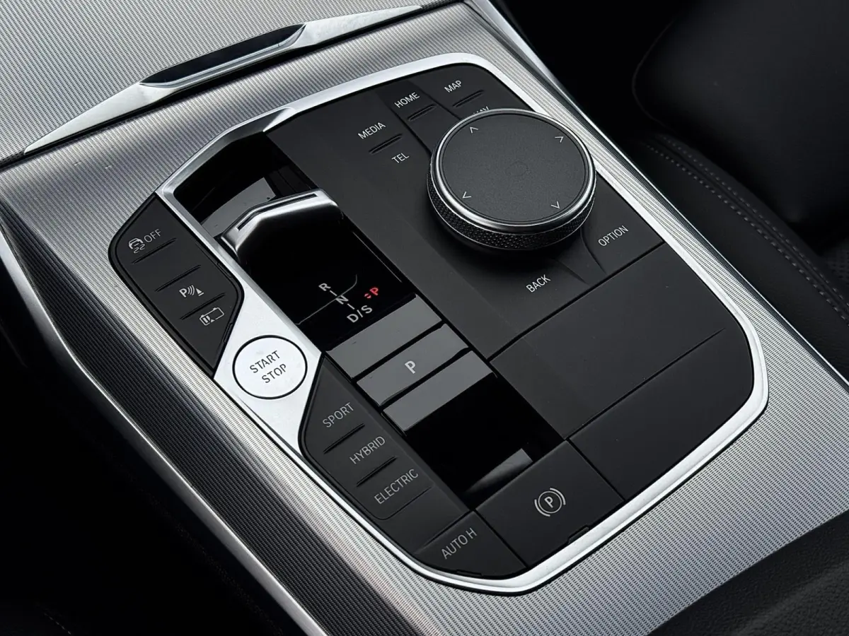 320e | Trekhaak | Nieuw model | Carplay | Camera | Skyscraper grau | Sfeerverlichting | Widescreen | M Shadow