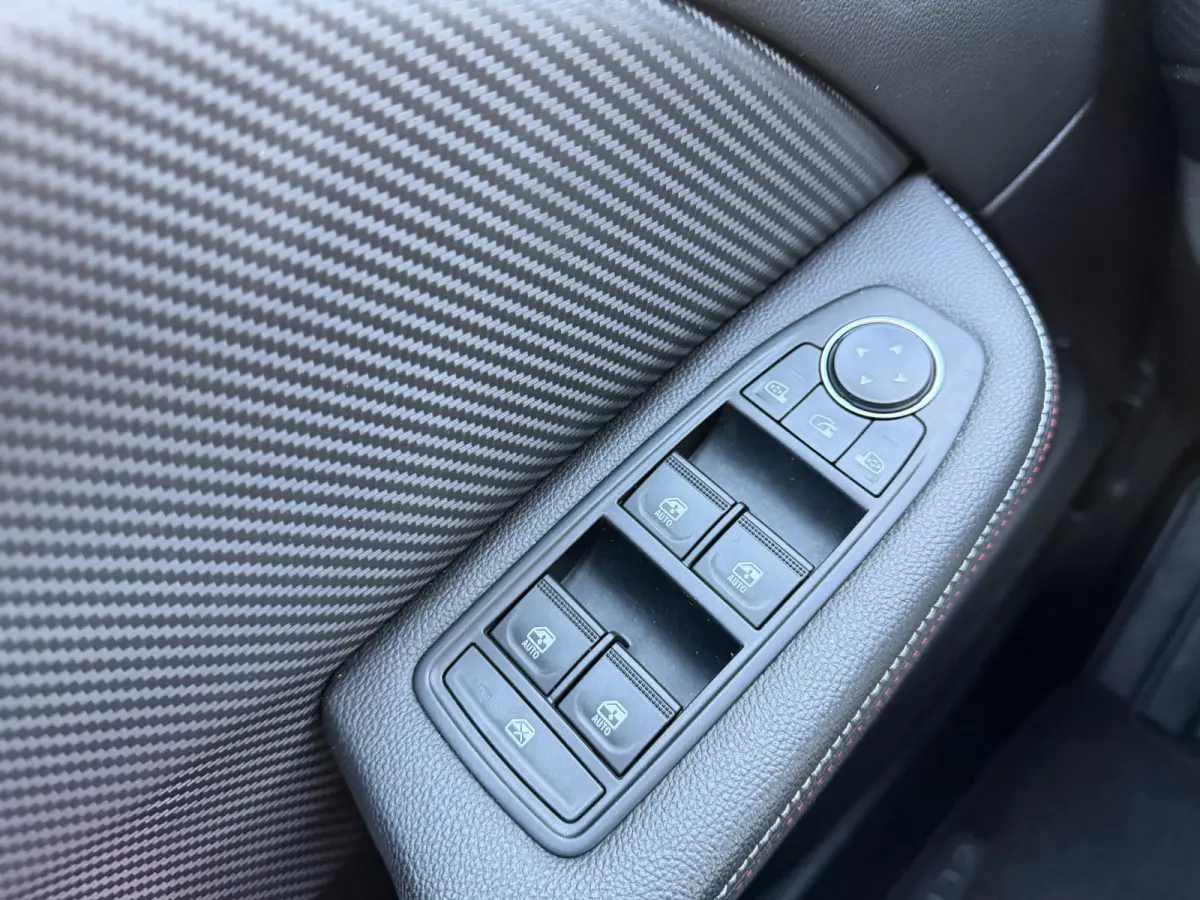 1.0 TCe R.S. Line / Camera / Pdc v+a / 17'' LM  / Cruise  / Carplay