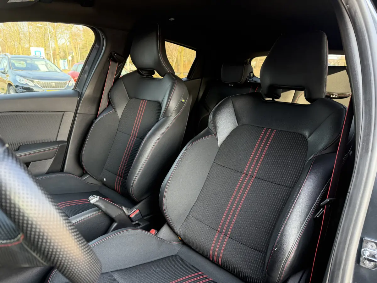 1.0 TCe R.S. Line / Camera / Pdc v+a / 17'' LM  / Cruise  / Carplay