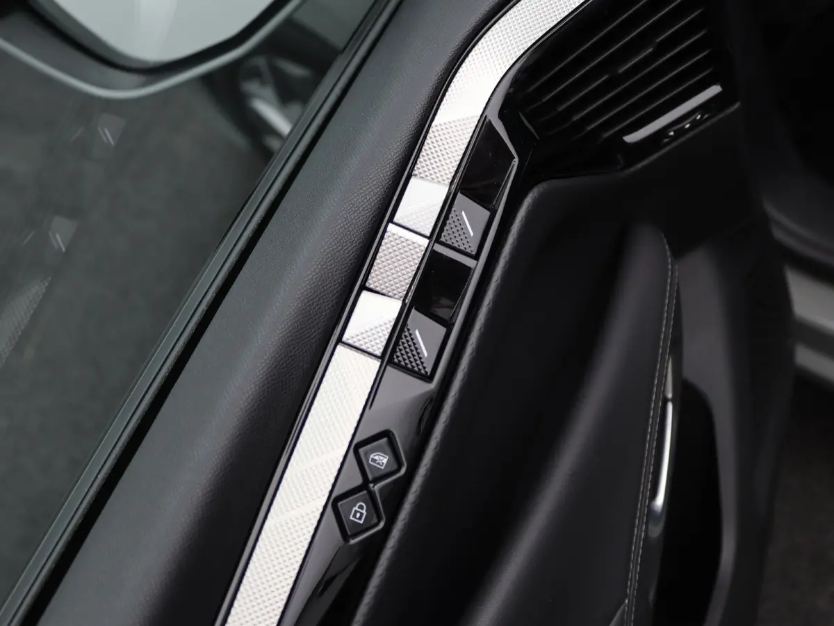 1.2 PureTech Bastille Automaat | Achterbank in delen neerklapbaar | Achteruitrijcamera | Apple Carplay/Android Auto|telefoonintegratie premium