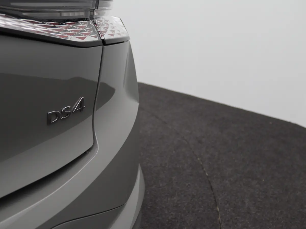 1.2 PureTech Bastille Automaat | Achterbank in delen neerklapbaar | Achteruitrijcamera | Apple Carplay/Android Auto|telefoonintegratie premium