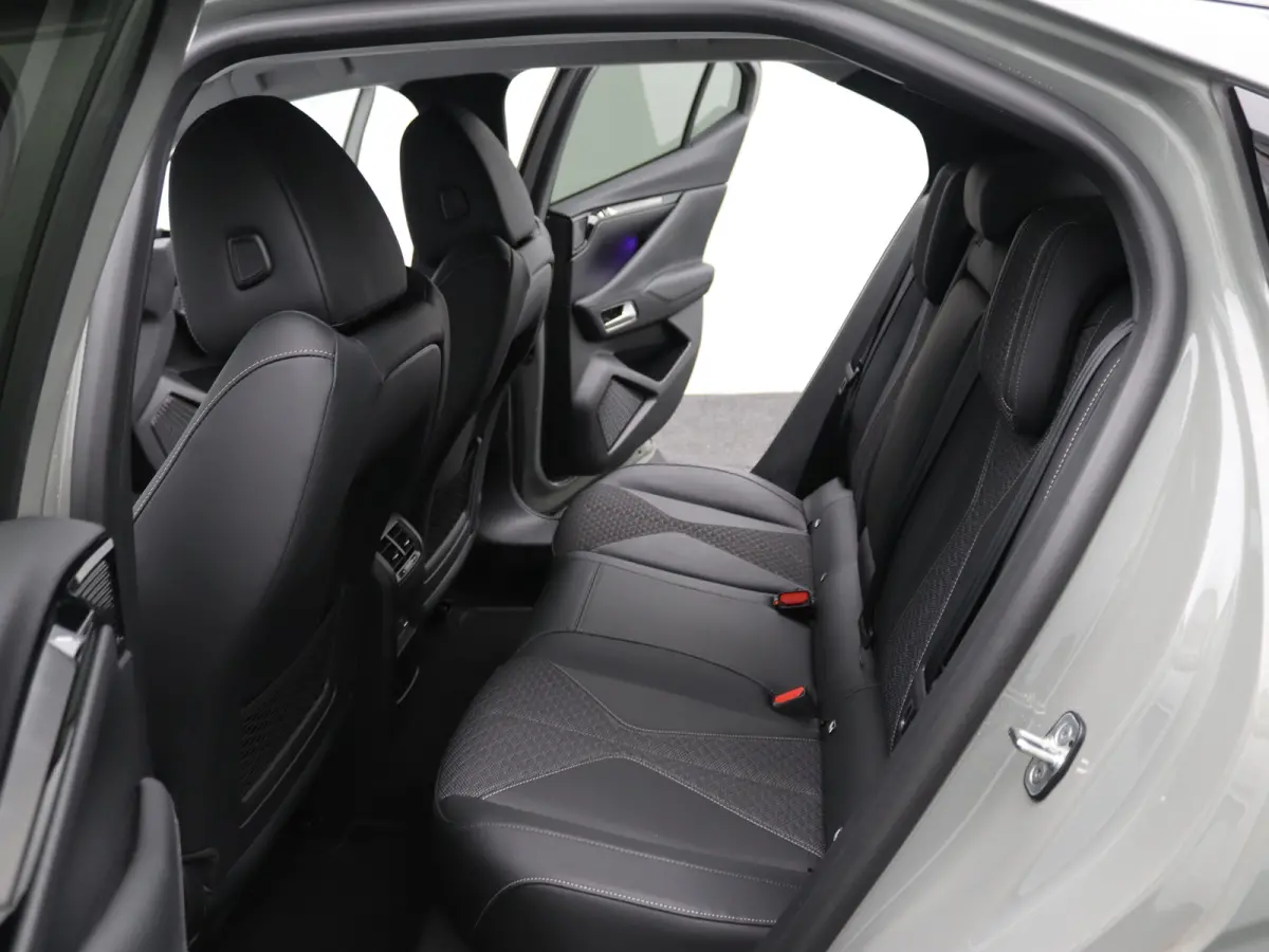 1.2 PureTech Bastille Automaat | Achterbank in delen neerklapbaar | Achteruitrijcamera | Apple Carplay/Android Auto|telefoonintegratie premium
