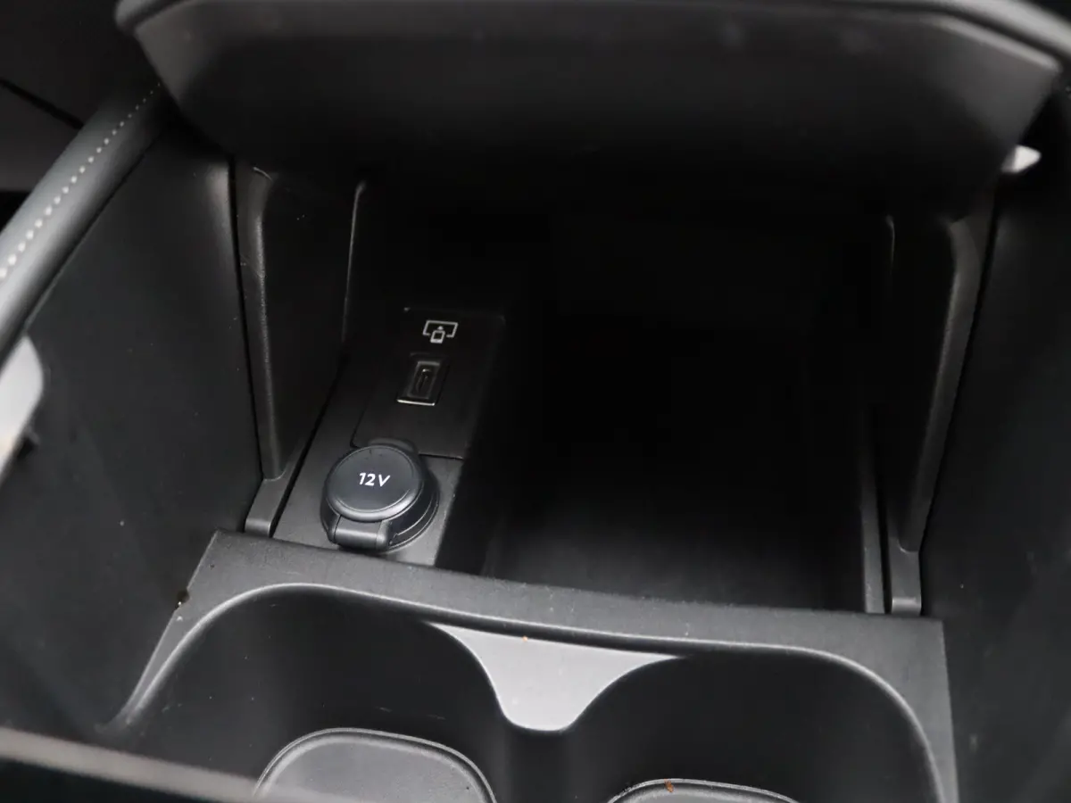 1.2 PureTech Bastille Automaat | Achterbank in delen neerklapbaar | Achteruitrijcamera | Apple Carplay/Android Auto|telefoonintegratie premium