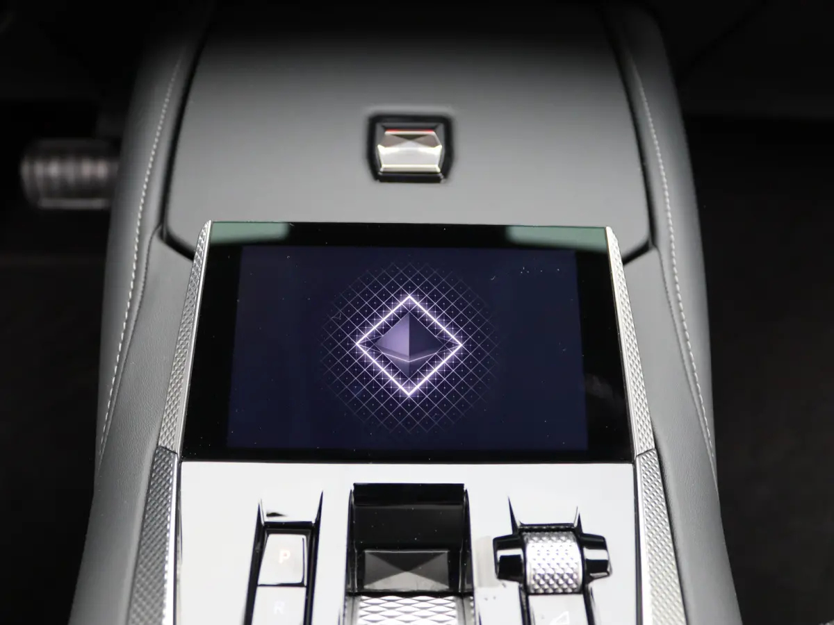 1.2 PureTech Bastille Automaat | Achterbank in delen neerklapbaar | Achteruitrijcamera | Apple Carplay/Android Auto|telefoonintegratie premium