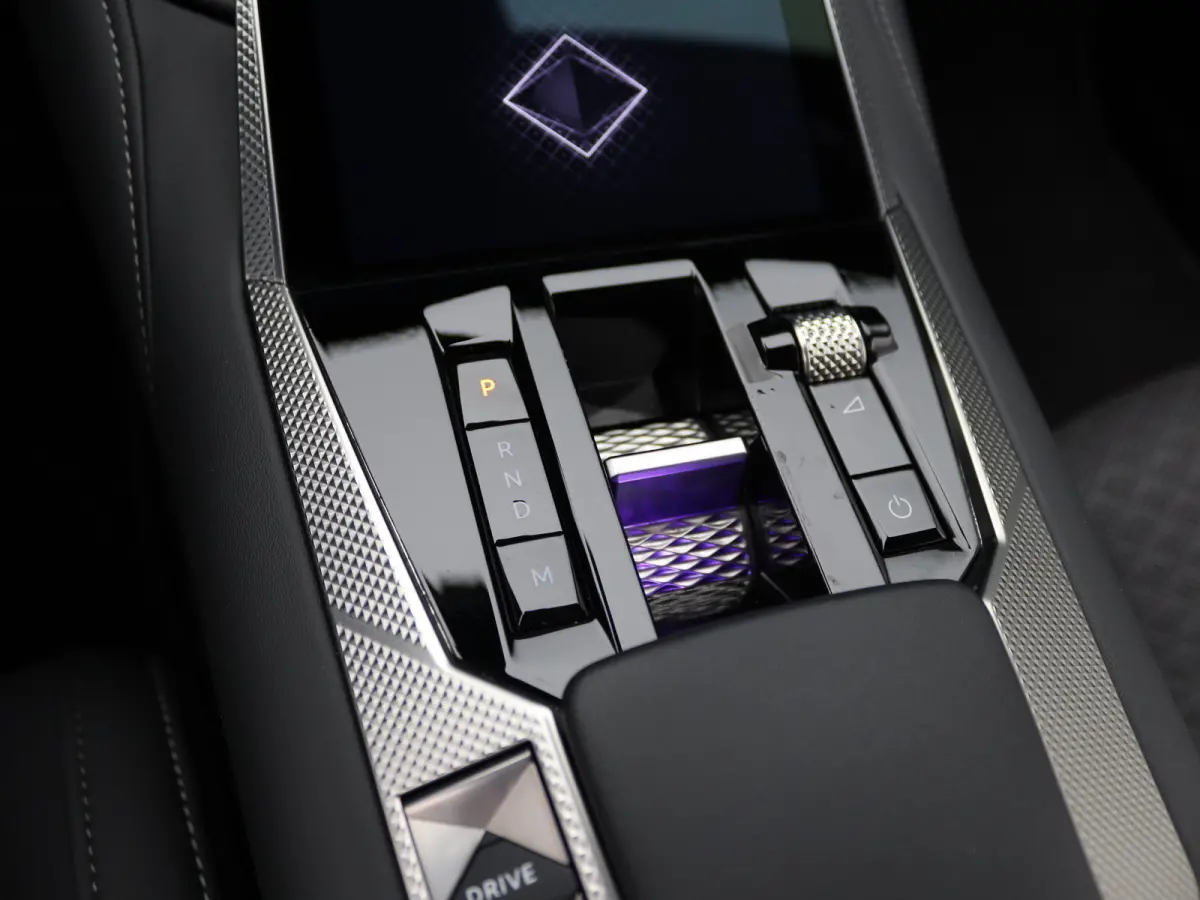 1.2 PureTech Bastille Automaat | Achterbank in delen neerklapbaar | Achteruitrijcamera | Apple Carplay/Android Auto|telefoonintegratie premium