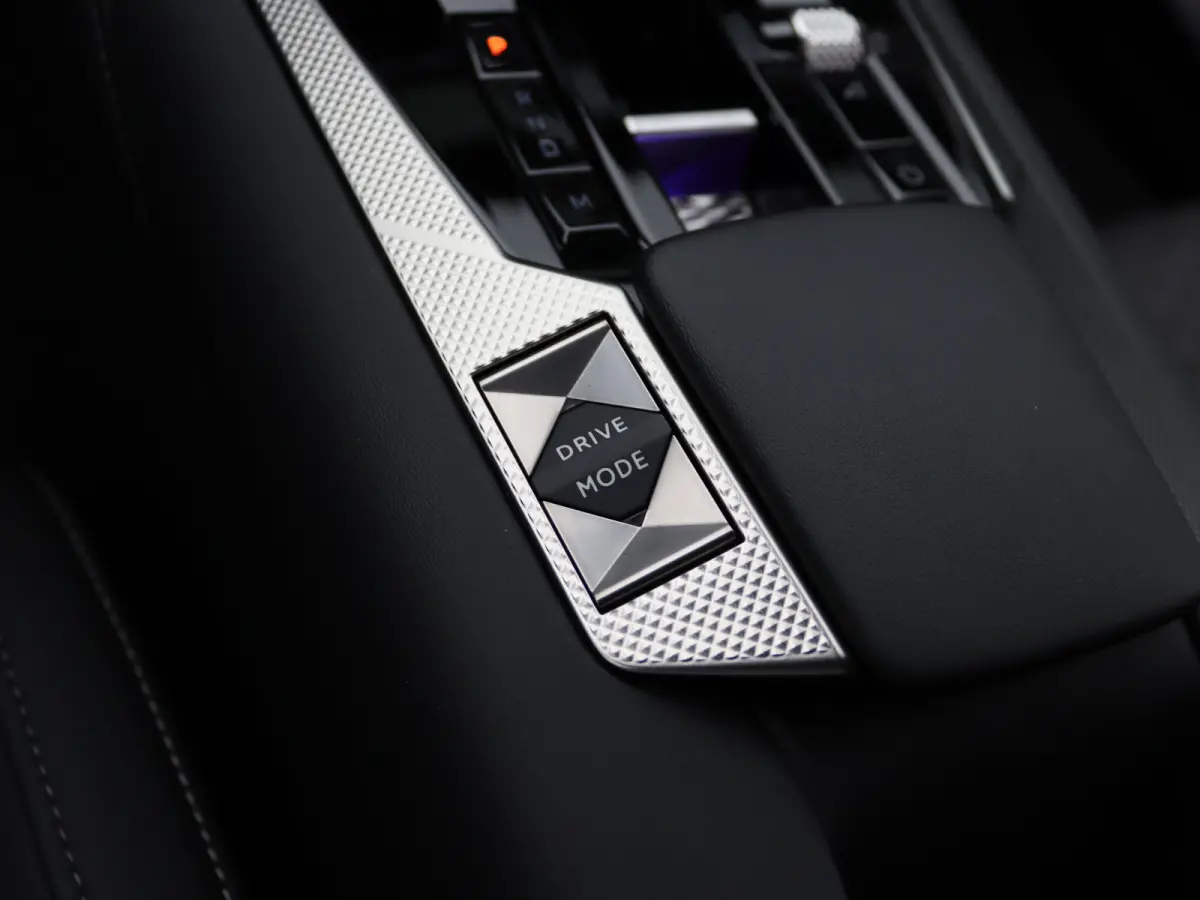 1.2 PureTech Bastille Automaat | Achterbank in delen neerklapbaar | Achteruitrijcamera | Apple Carplay/Android Auto|telefoonintegratie premium