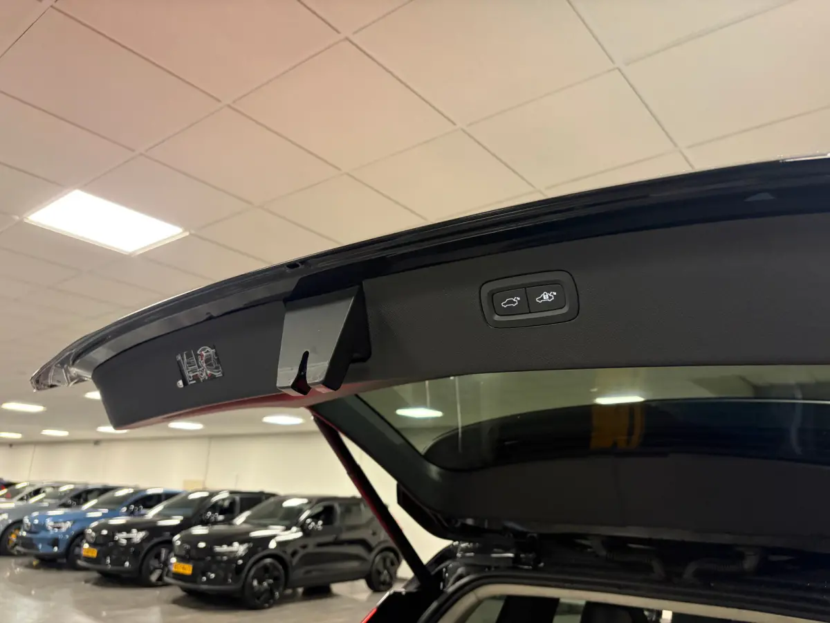 T8 AWD Recharge Ultra Dark | Luchtvering | 360° Camera | Head-Up Display | Harman Kardon | 455pk | Adaptieve Cruise Control | Stoelverwarming voor+achter | Stuurwielverwarming | Schuifdak |