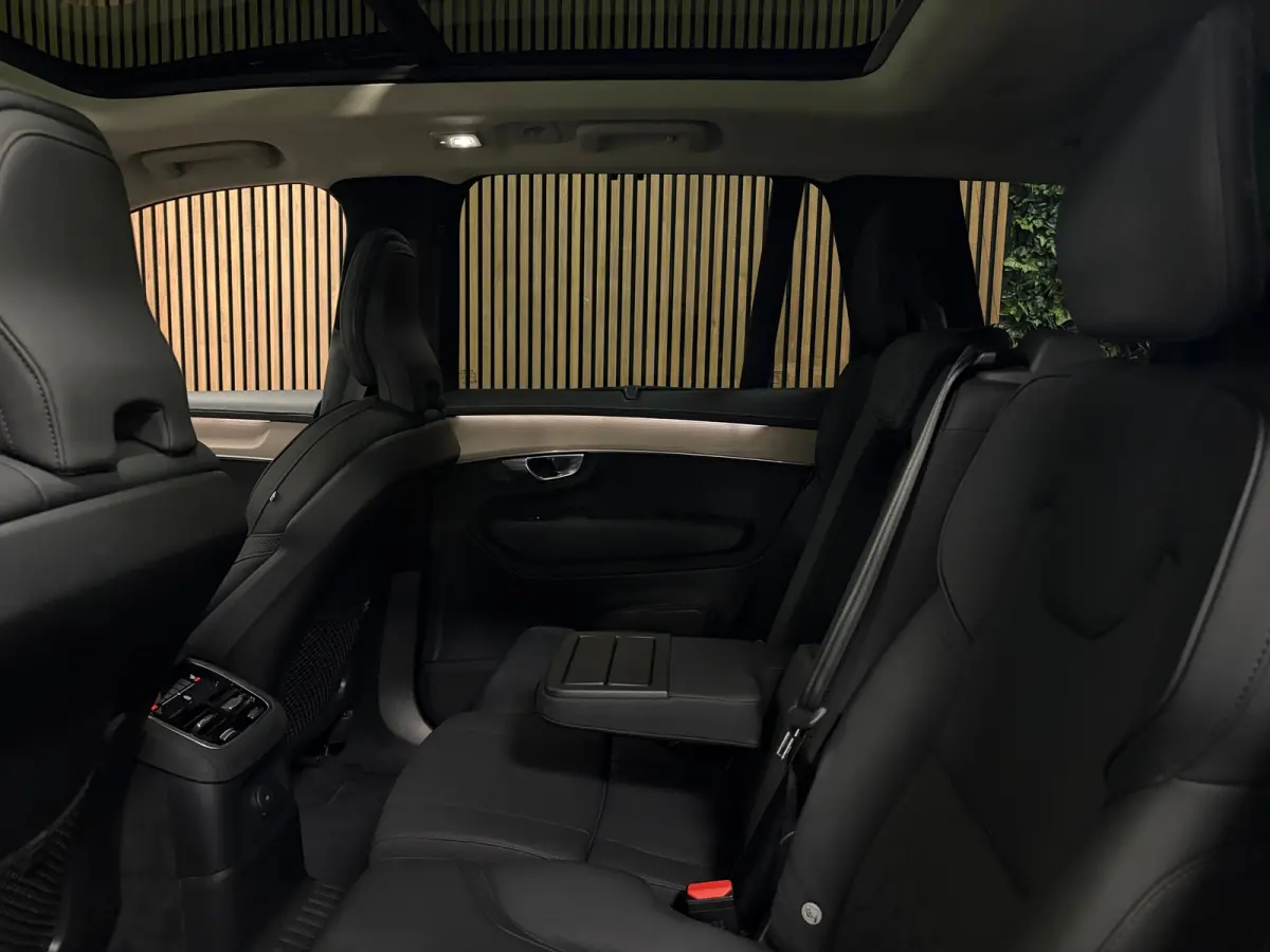 T8 AWD Recharge Ultra Dark | Luchtvering | 360° Camera | Head-Up Display | Harman Kardon | 455pk | Adaptieve Cruise Control | Stoelverwarming voor+achter | Stuurwielverwarming | Schuifdak |