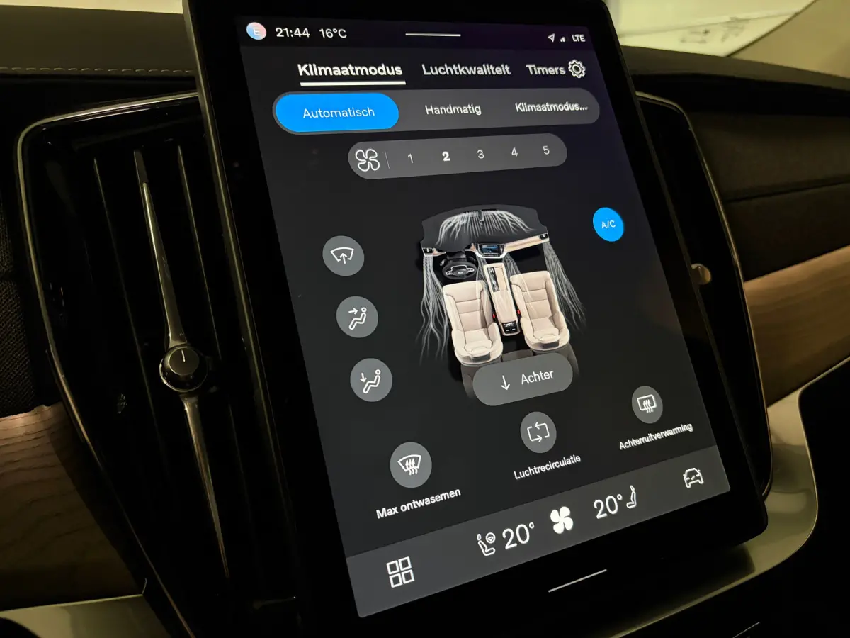 T8 AWD Recharge Ultra Dark | Luchtvering | 360° Camera | Head-Up Display | Harman Kardon | 455pk | Adaptieve Cruise Control | Stoelverwarming voor+achter | Stuurwielverwarming | Schuifdak |