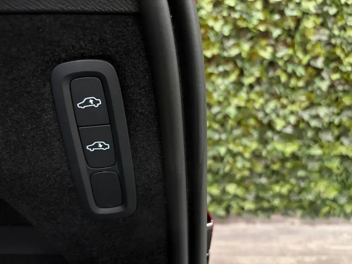 T8 AWD Recharge Ultra Dark | Luchtvering | 360° Camera | Head-Up Display | Harman Kardon | 455pk | Adaptieve Cruise Control | Stoelverwarming voor+achter | Stuurwielverwarming | Schuifdak |