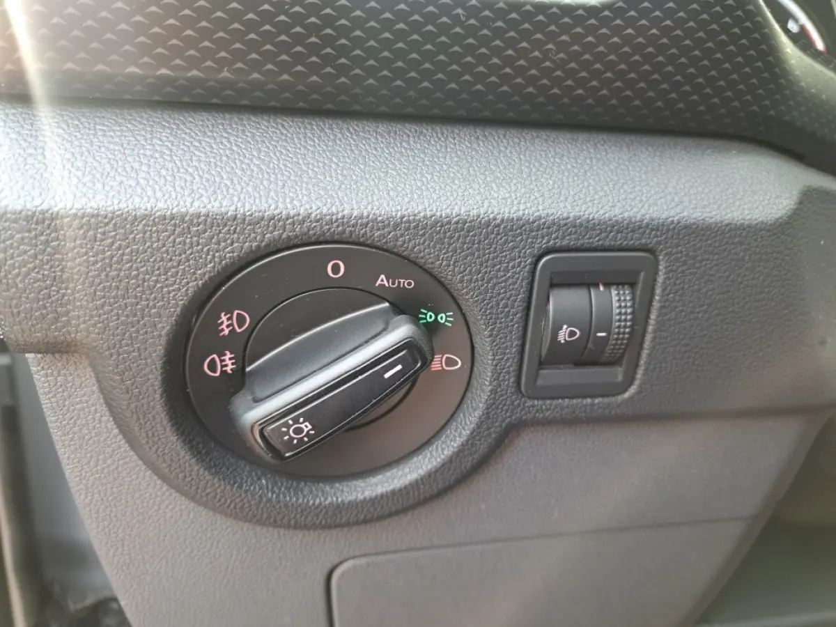 1.0 TSI Life Business 95 Pk Ecc, Apple carplay, Navigatie