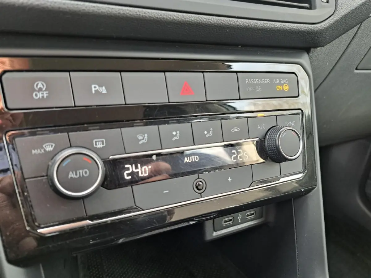 1.0 TSI Life Business 95 Pk Ecc, Apple carplay, Navigatie