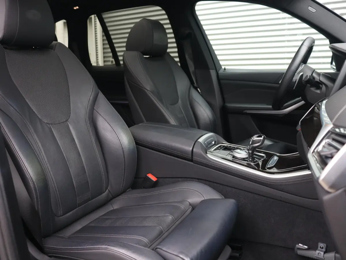 xDrive40i | High Executive | M Sportpakket | Panodak Skylounge | Trekhaak | Hi-Fi | Driving Assistant | Head-Up | Adaptief M Onderstel | 22'' LMV |