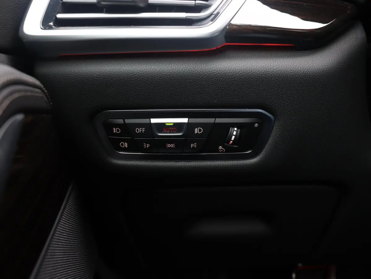 xDrive40i | High Executive | M Sportpakket | Panodak Skylounge | Trekhaak | Hi-Fi | Driving Assistant | Head-Up | Adaptief M Onderstel | 22'' LMV |